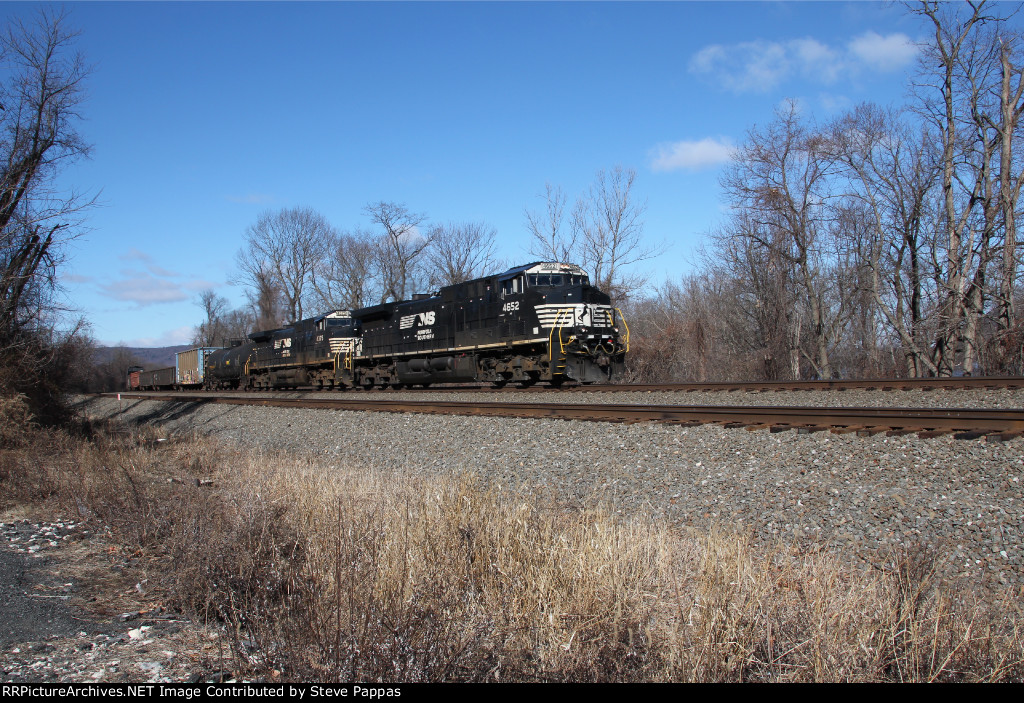 NS 4652 leads train 10K